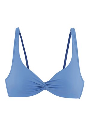 Hellblaues Bikinioberteil mit verdrehtem Vorderteil und dünnen dunkelblauen verstellbaren Schulterriemen, vor weißem Hintergrund dargestellt.