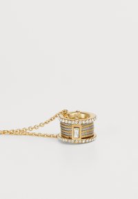 Pendente dorato con un design circolare, caratterizzato da accenti di filo grigio e rhinestone trasparenti lungo il bordo, oltre a un dettaglio in pietra rettangolare.