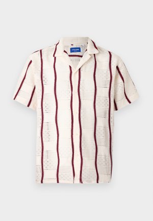 Chemise à manches courtes de couleur crème avec des rayures verticales bordeaux et un motif brodé. Boutonnage sur le devant et col à encoches.
