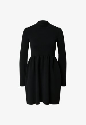 Zwarte geribde lange mouw jurk met hoge hals. Aansluitend lijfje dat overgaat in een uitlopende rok. Soepele textuur, geen zichtbare patronen of accenten.