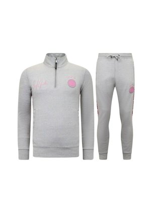 Lichtgrijs trainingspak met een lange mouwen top met een kwart-ritssluiting en joggerbroek met een trekkoord, beide met roze logopatches en kleine designs.