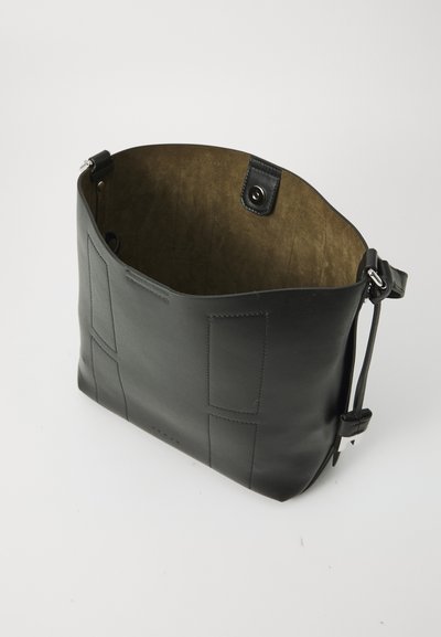 Geantă tote din piele neagră cu o textură netedă, având un interior spațios, un design minimalist și modele cusute pe exterior.