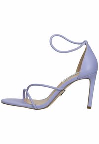 Lila Sandale mit hohen Absätzen, dünnen Riemen und spitzer Zehenpartie, die mit einem eleganten, glatten Lederfinish und einem Knöchelriemen ausgestattet ist.