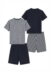 Två uppsättningar barnens sovkläder: en grå kortärmad skjorta, en marinblå skjorta, i kombination med enfärgade marinblå och randiga shorts. Bomullstyg.