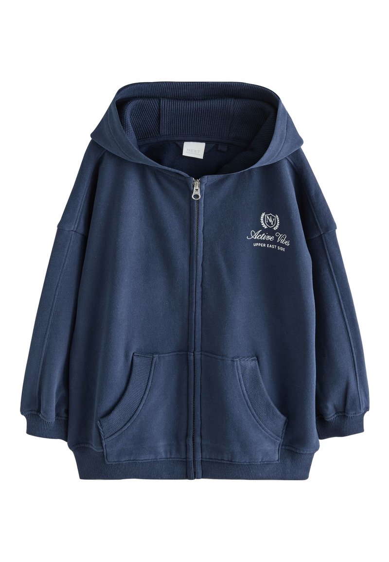 Sweat à capuche zippé bleu marine en tissu doux, avec une grande capuche, des poches avant et un logo blanc sur la poitrine.