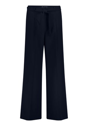 Schwarze, weit geschnittene Hose mit hoher Taille, Stoffgürtel vorne gebunden und Falten unterhalb des Taillenbands.