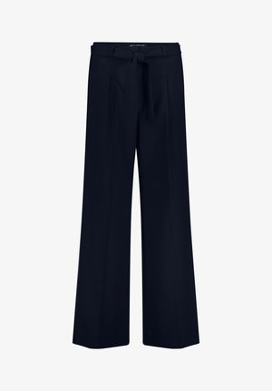 Pantalon large noir taille haute, ceinture en tissu nouée à l'avant et plis sous la ceinture.