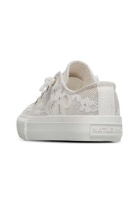 Białe sneakersy z koronką z teksturowanej siateczki na cholewce i gumowej podeszwie. Posiadają okrągłe sznurówki i branding na pięcie. Miękka i lekka konstrukcja.