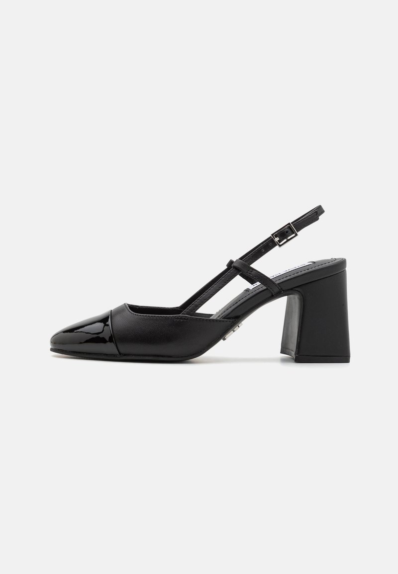 Svart lakkert skinn slingback hæl med spiss tå, blokkhæl og justerbar stropp. Glatt tekstur og minimalistisk design.