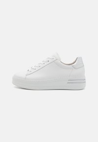 Witte leren sneakers met een ronde neus, platte zool, gestructureerde zilveren hielaccent en traditionele vetersluiting. Minimalistische esthetiek.