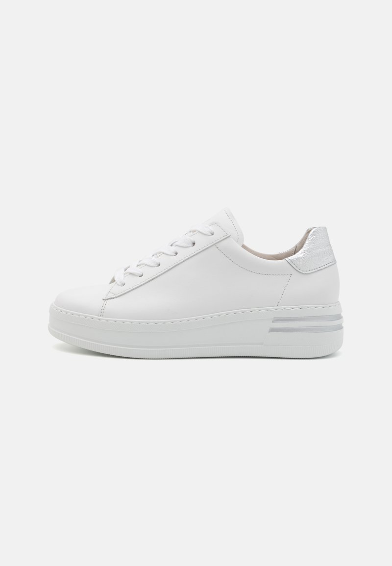 Witte leren sneakers met een ronde neus, platte zool, gestructureerde zilveren hielaccent en traditionele vetersluiting. Minimalistische esthetiek.