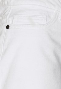Noisy May Jeansshorts - white