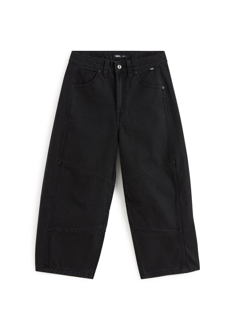 Pantalones de mezclilla negra con corte holgado, que cuentan con bolsillos frontales, un diseño de parche a tono y cierre de botón.
