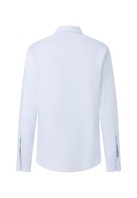 Camicia da uomo azzurro chiaro a maniche lunghe vista da dietro con polsini con bottoni e colletto classico su sfondo bianco.