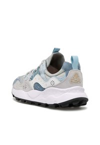 Zapatilla en azul claro y gris con paneles de ante y malla, suela blanca, acentos texturizados y una lengüeta trasera en un color contraste.