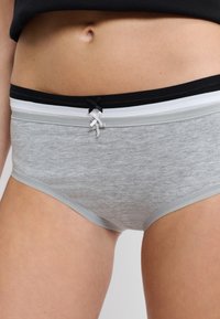 Slip in cotone grigio con una ampia fascia nera, bianca e grigia che presenta due piccoli fiocchi. Texture liscia, design minimalista.