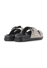 Sandalias de ante con suelas de goma negra, que presentan un diseño recortado y hebillas decorativas de plata. Color gris con acentos texturizados.
