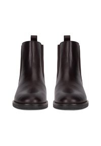 Botas Chelsea de cuero marrón con paneles laterales elásticos, punteras redondeadas y una lengüeta de tirón en el talón. Acabado liso y detalles mínimos de costura.