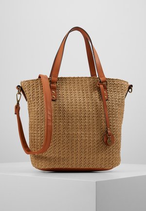 Sac fourre-tout tissé marron avec deux poignées courtes et une bandoulière longue réglable, présenté sur un socle blanc sur fond gris.