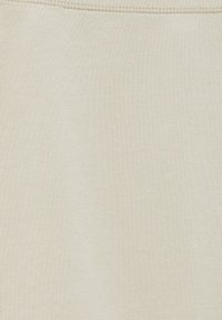 Tessuto beige chiaro con una superficie liscia e un delicato motivo a costine, caratterizzato da una costruzione semplice e cuciture sottili sui bordi.