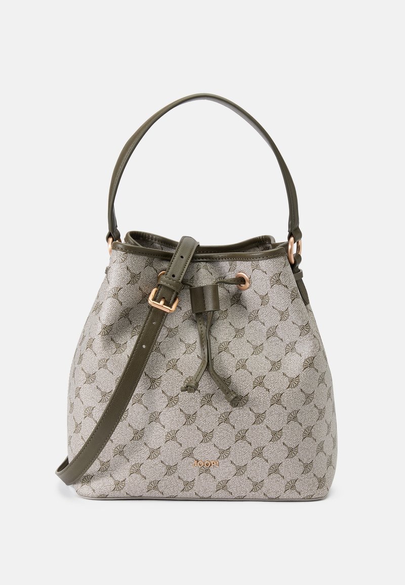 Bolsa estilo balde em tecido cinza claro texturizado com um padrão repetido. Alças e detalhes em verde-oliva, com um logotipo na cor cobre.