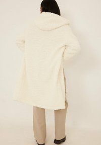 NA-KD Abrigo de invierno - white