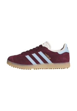 Zapatilla Adidas Gazelle burdeos con rayas azul claro, lengüeta trasera blanca y suela de goma beige, vista lateral sobre fondo blanco.