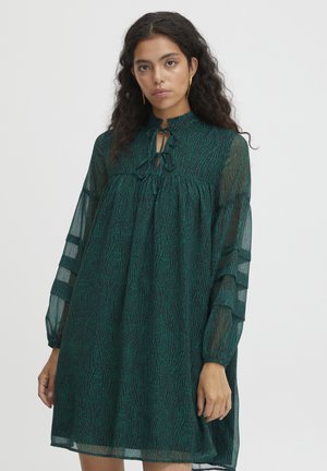 Robe verte à motifs avec un col haut, fermeture à nouer et manches superposées en tulle. Présente une silhouette fluide et un design en tissu texturé.