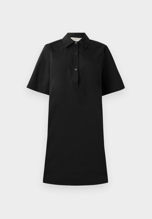 Vestido preto de manga curta com colarinho, abotoamento frontal e silhueta reta. Feito de tecido leve com uma textura suave.