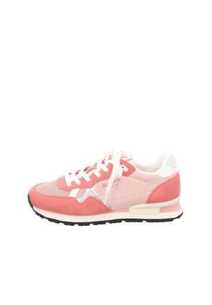 Zapatilla deportiva en tonos rosa y coral, fabricada con materiales de ante y malla, con cordones blancos, detalles plateados, cuello acolchado y suela de goma negra.