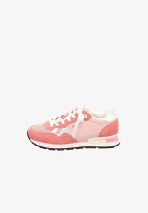 Zapatilla deportiva en tonos rosa y coral, fabricada con materiales de ante y malla, con cordones blancos, detalles plateados, cuello acolchado y suela de goma negra.