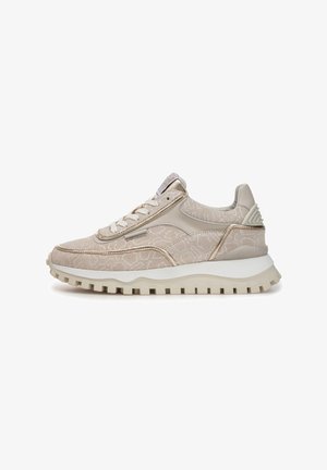 Beige sportieve sneakers met een gestructureerd bovenwerk, metallic accenten en een dikke, geribbelde zool. Veters en gewatteerde kraag zorgen voor extra comfort en een goede pasvorm.