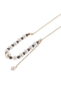 Kullanılmış altın zincir kolye, sırayla siyah ve beyaz incilerle süslenmiş olup bir kenarında küçük bir sarkan inci detayı bulunmaktadır.