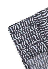 Svart och ljusblå plånbok med ett vågigt, randigt mönster, tygtextur och synliga sömmar längs kanterna.