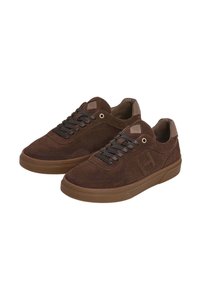 Zapatillas de ante marrón con suelas de goma, cordones oscuros y un sutil logo en relieve en el lateral. Punta redondeada y cuello acolchado para mayor comodidad.