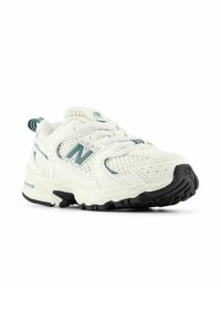 Baskets de sport New Balance blanches et teal avec des panneaux en maille, des lacets et une semelle texturée noire, vues d'un angle frontal gauche.