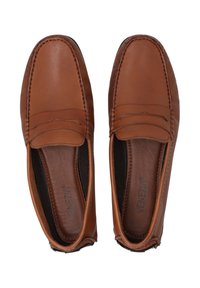 Bruine leren instappers met een gladde textuur, stiksels en een slip-on ontwerp. De binnenvoering is donkerbruin voor contrast.