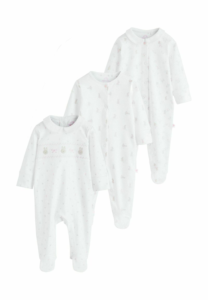 Tre hvide babybodystockings i blødt stof med lange ærmer, der har forskellige diskrete kaninmotiver og et rynket detaljer med sløjfer foran.