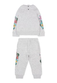 Ensemble de sweat-shirt et pantalon gris avec broderie florale sur les manches et les jambes. Tissu doux avec des poignets côtelés et une fermeture à bouton au cou.