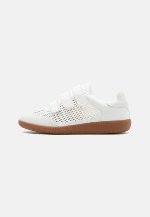 Weißer Sneaker mit drei Klettverschlüssen, Mesh-Seitenteilen, Wildleder-Frontkappe und brauner Gummisohle, seitlich auf weißem Hintergrund dargestellt.