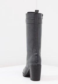 Černé kožené kotníkové boty s prohnutým podpatkem, vertikálním švem a zapínáním na zip. Hladký povrch s jemnými stehenními detaily.