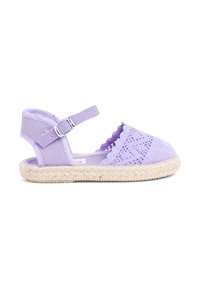 Světlé fialové espadrilky se tkanou juteovou podrážkou, s perforovaným vzorem, vlnitým okrajem a nastavitelným popruhem se sponou.