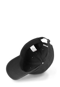 Casquette noire en coton avec une visière incurvée, sangle ajustable, six trous de ventilation et une petite étiquette à l'intérieur indiquant les détails de la marque.