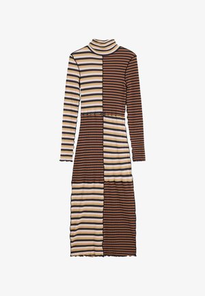 Abito a maniche lunghe con collo alto, caratterizzato da una texture a coste con righe orizzontali alternate in marrone, beige e crema. Orlo a scallop.