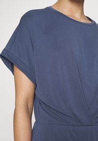 Object Petite OBJANNIE NEW DRESS - Φόρεμα από ζέρσεϊ - blue indigo