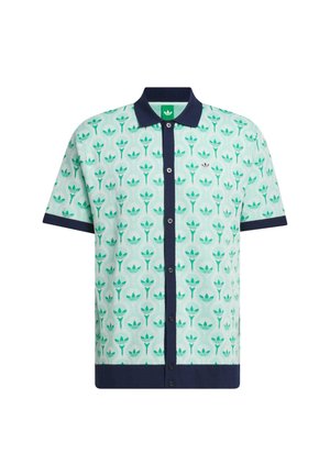 Rövid ujjú póló ing mentazöld alapon, tengerészkék gallérral és gombokkal, amelyek ismétlődő virágmintát ábrázolnak különböző zöld árnyalatokban.