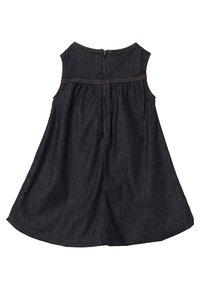 Tumman denim-mekko, jossa on olkaimettomuus. Leveä helma, takana vetoketjukiinnitys ja näkyvät kontrastiväriset ompeleet saumoissa. Silkkinen pinta.