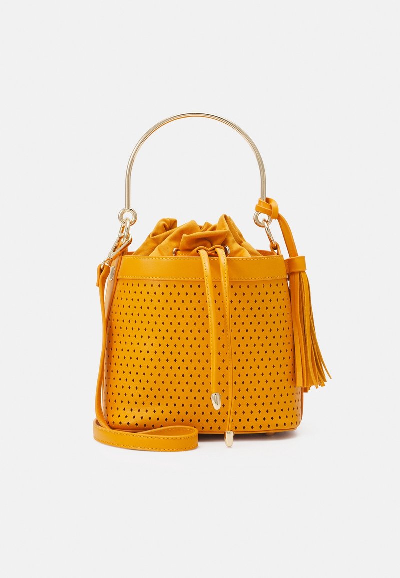 Sac seau jaune avec design perforé, fermeture à cordon en tissu, poignée en métal doré, détail pompon et bandoulière amovible.