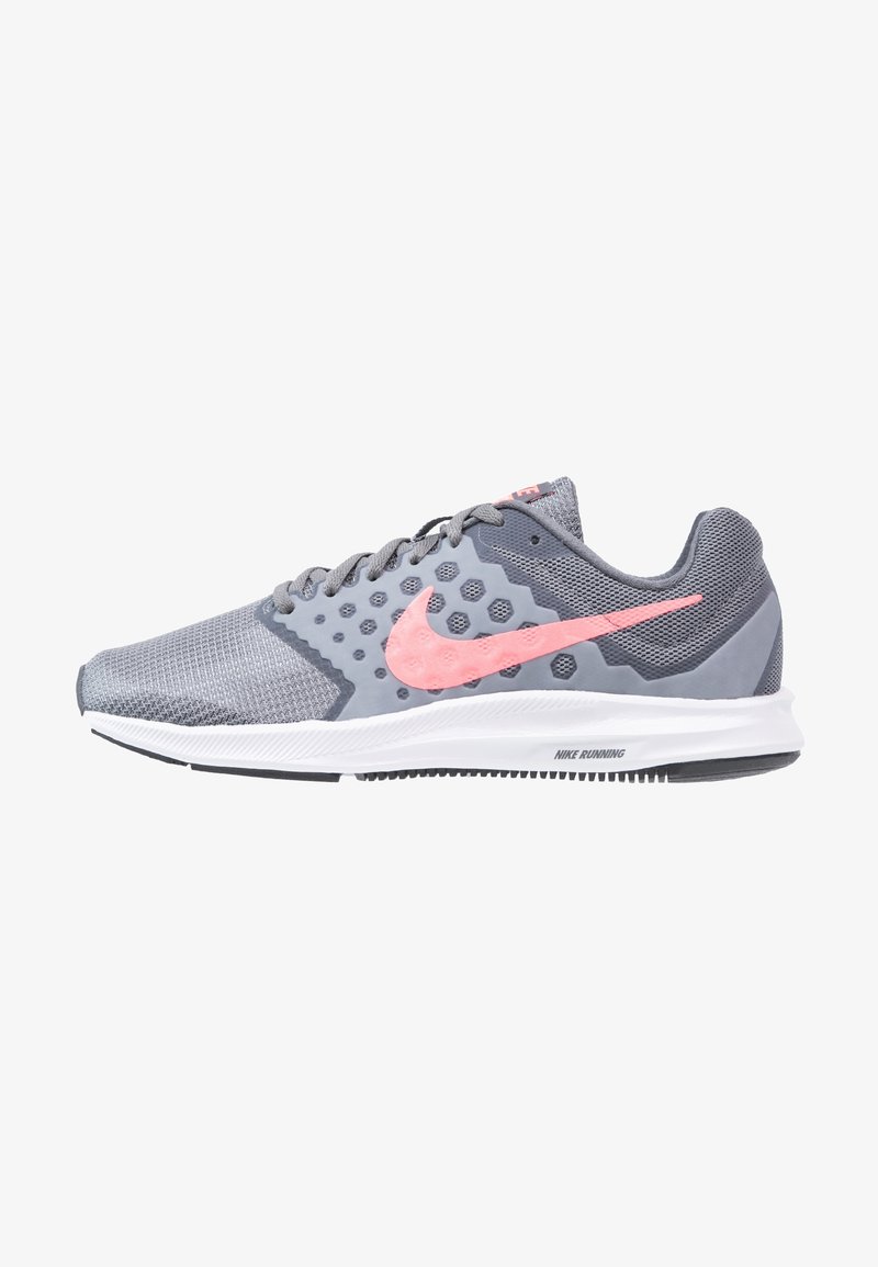 Chaussure de course Nike grise et rose avec dessus en mesh, motif hexagonal, logo swoosh rose, et semelle blanche sur fond blanc.