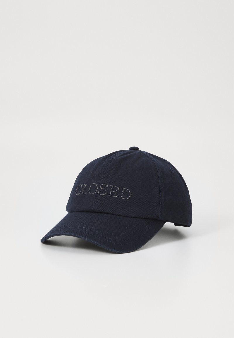 Marinblå baseballcaps i bomull, med en buet skjerm og brodert "CLOSED"-tekst i grått. Klassisk fempaneldesign.